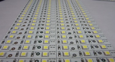 線路板的選擇也很關(guān)鍵，這里我們來說說光臣照明LED護(hù)欄管貼片用的線路板