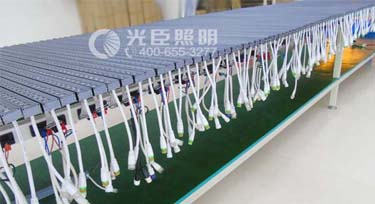 毫無(wú)減溫跡象 LED線條燈把光臣車(chē)間擠個(gè)水泄不通